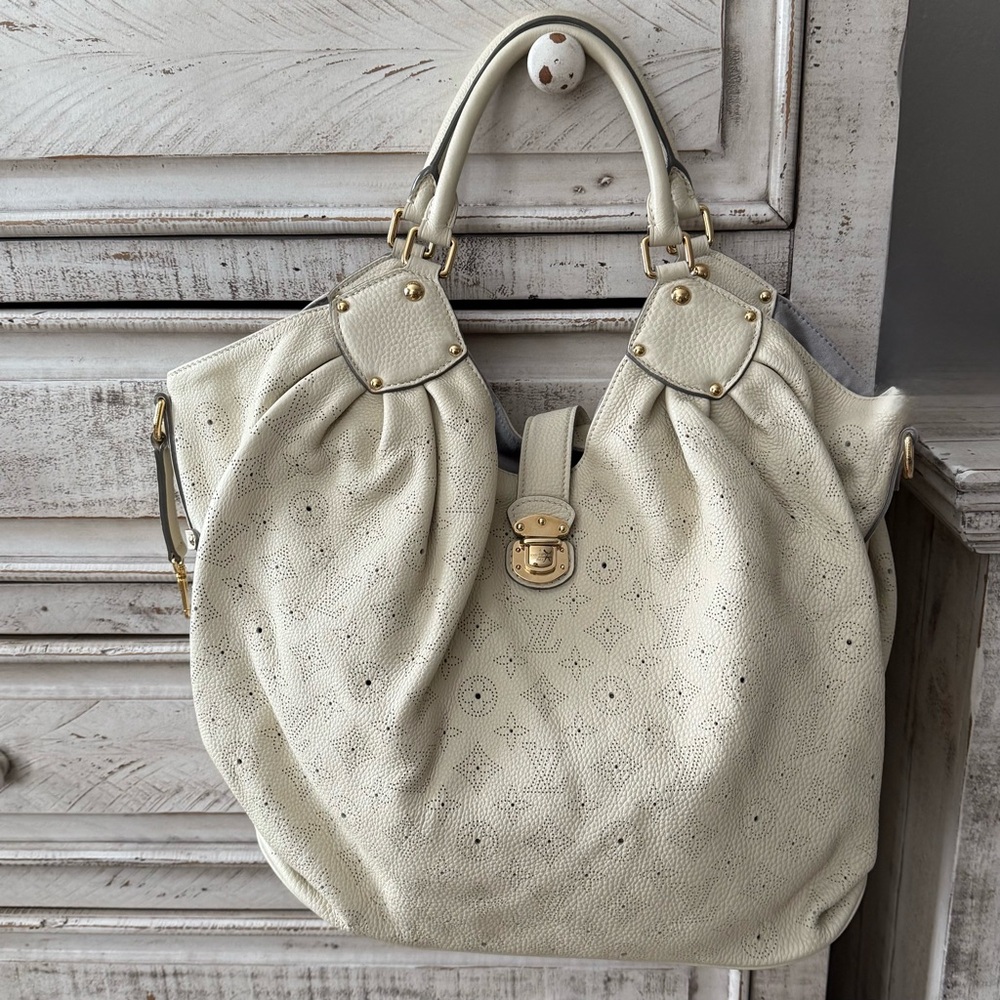 Louis Vuitton 2010 Mahina XL Hobo Calf Leather Tote Lin / Gold-tone Hardware